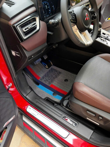 Mitsubishi Destinator độ gì? Gợi ý các hạng mục nên độ bản Premium Thảm lót sàn nhựa Mitsubishi Destinator có khóa cố định bên ghế lái (kèm thảm rối)