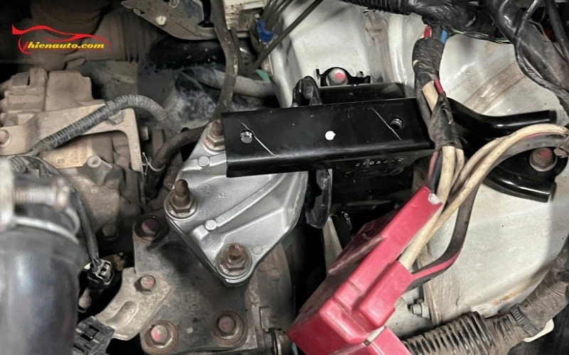 Hình ảnh thực tế thay cao su chân máy Xpander tại Thiện Auto