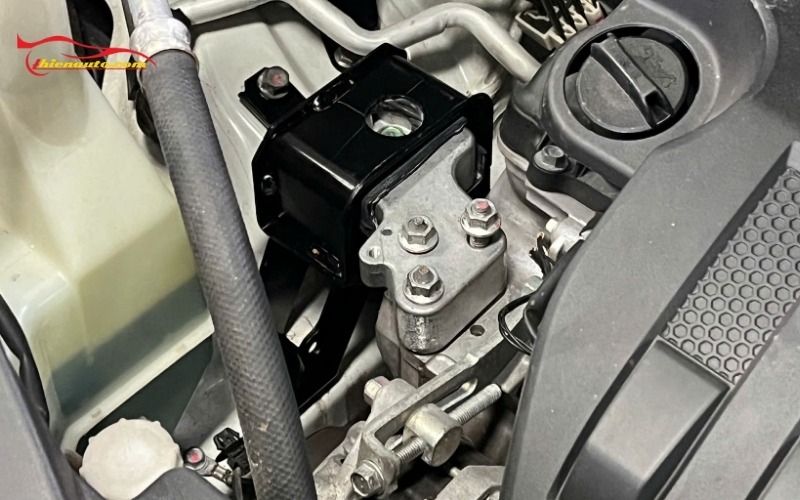 Hình ảnh thực tế thay cao su chân máy Xpander tại Thiện Auto