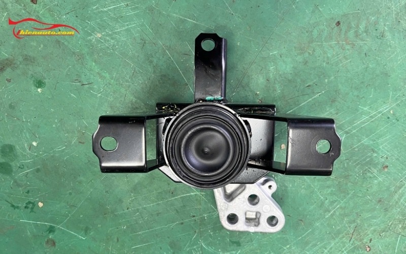 Hình ảnh thực tế thay cao su chân máy Xpander tại Thiện Auto