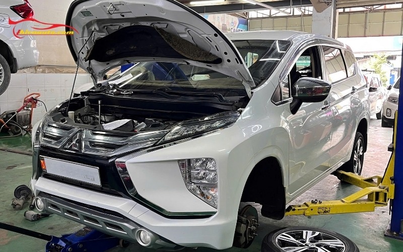 Thiện Auto thực hiện kiểm tra và thay thế cao su chân máy Xpander hàng chính hãng