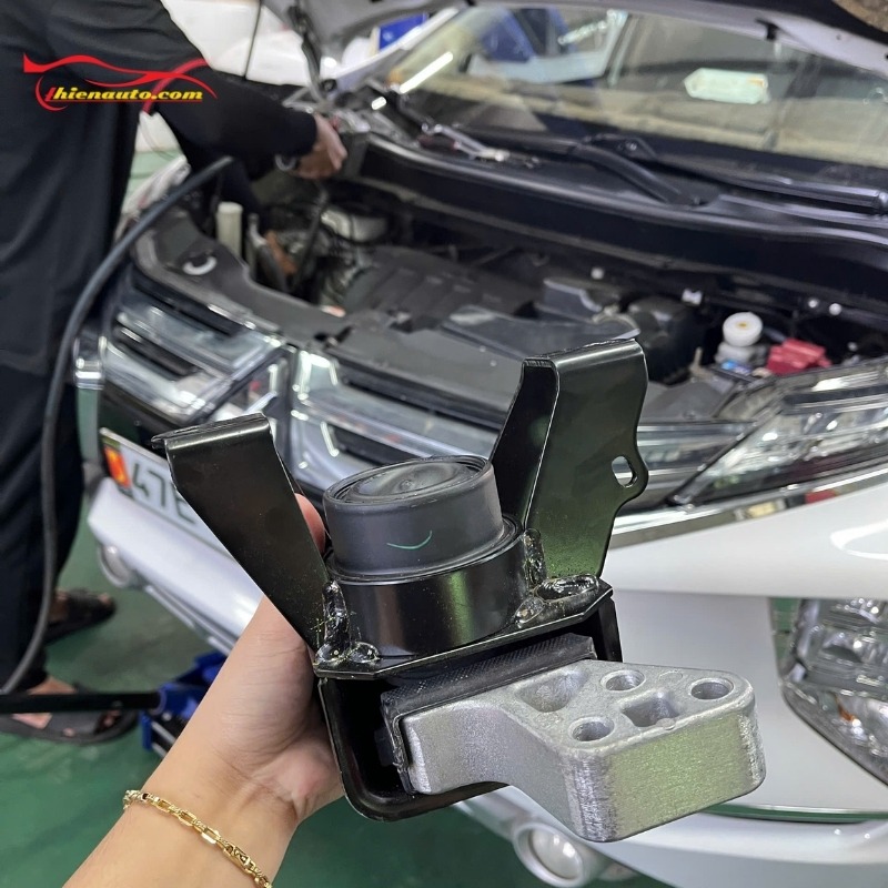 Cao su chân máy Xpander bị hư có thể do thường xuyên chở nặng, chạy đường xấu, nhiều ổ gà