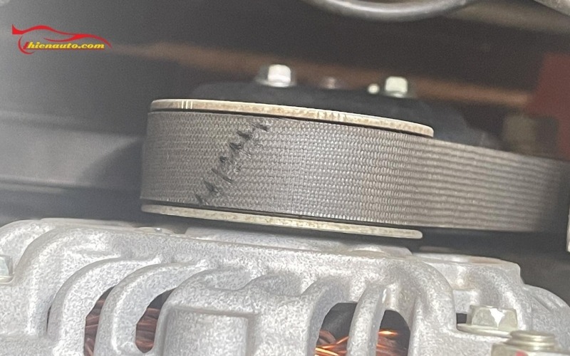 Thay dây curoa Xpander khi phát hiện vết nứt