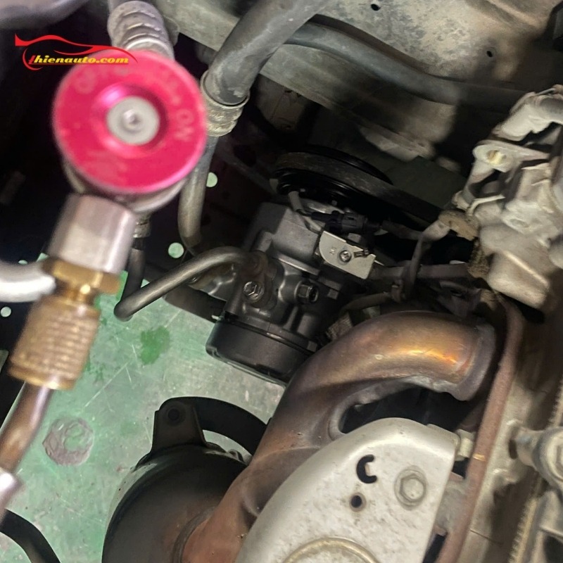 Vị trí lốc lạnh Suzuki XL7 trong khoang động cơ