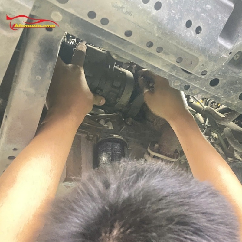 Anh em nên chủ động đưa xe đến gara để kiểm tra và thay lốc lạnh Suzuki XL7 kịp thời