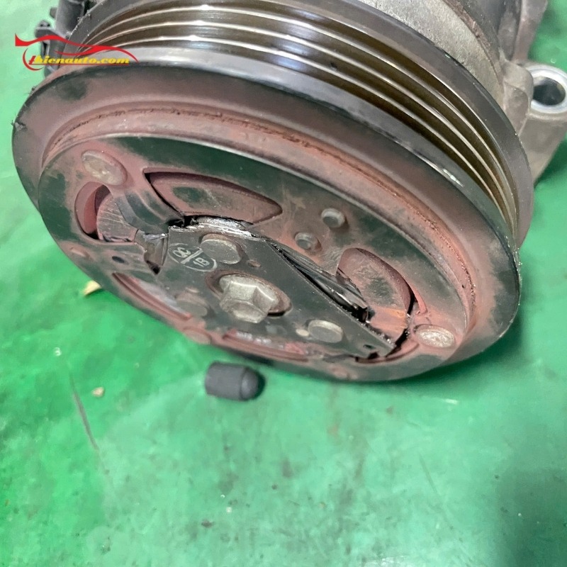 Lốc lạnh Suzuki XL7 bị gãy mặt ly hợp từ gây hư hỏng