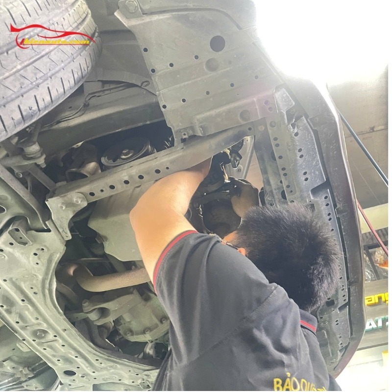 Nhân viên kỹ thuật tại Thiện Auto kiểm tra kỹ lốc lạnh và các phù tùng đi kèm