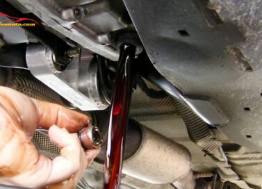 Thay nhớt hộp số Mazda 6 bằng nhiều phương pháp