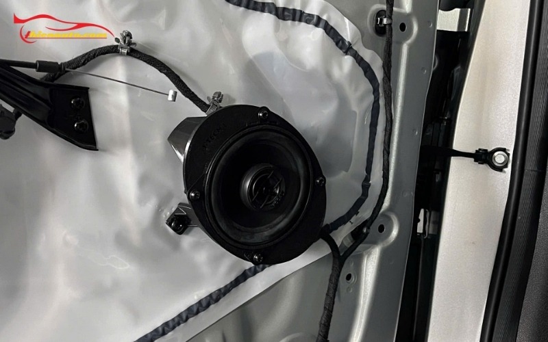 Vinfast Limo Green nâng cấp loa SUB và loa cánh