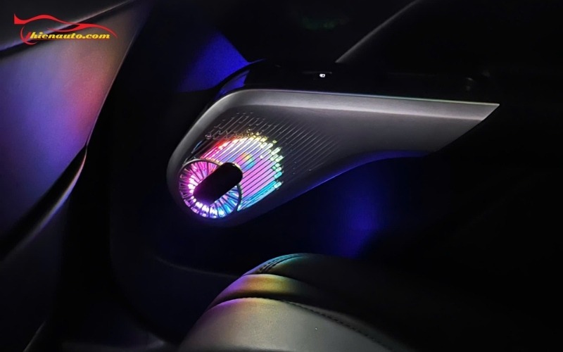 Vinfast Limo Green nâng cấp loa SUB và loa cánh