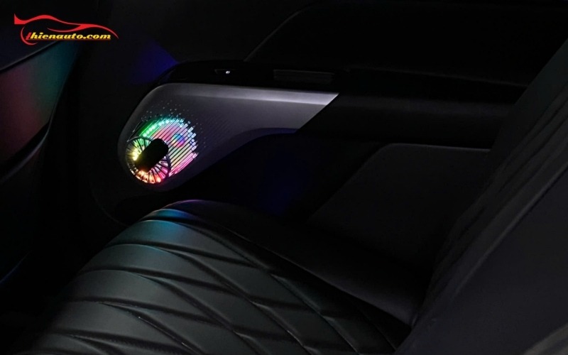 Vinfast Limo Green nâng cấp loa SUB và loa cánh