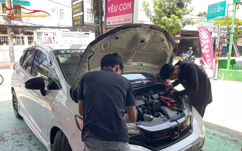 Xe ô tô bị giật khi đạp ga có thể do cảm biến oxy bị bẩn hoặc hỏng