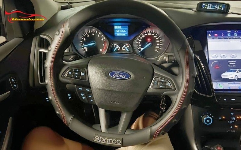 Hình ảnh thực tế bọc vô lăng Sparco cho Ford Ranger