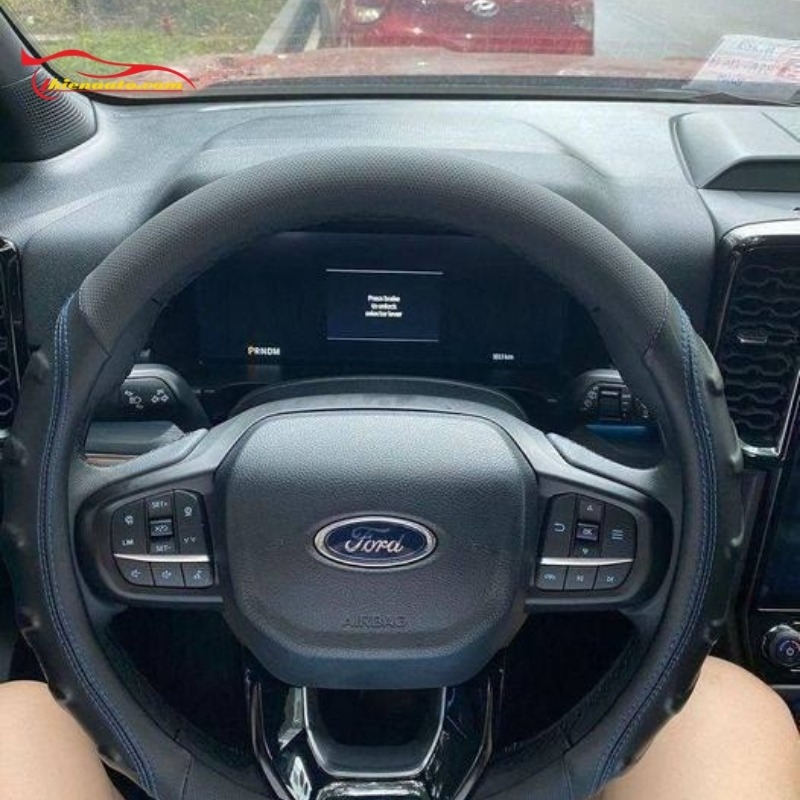 Bọc vô lăng Sparco xe Ford Ranger giúp cải thiện độ bám và kiểm soát tay lái
