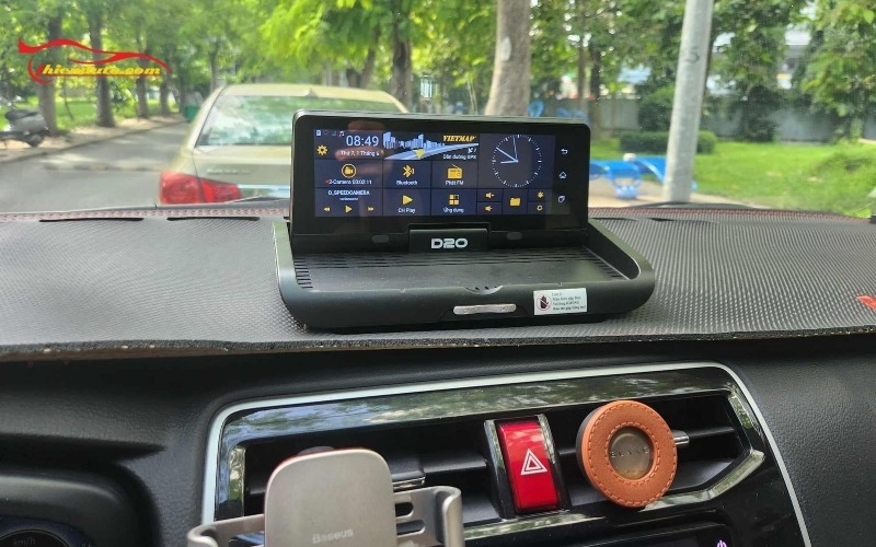 Camera hành trình để taplo sở hữu màn LCD sắc nét
