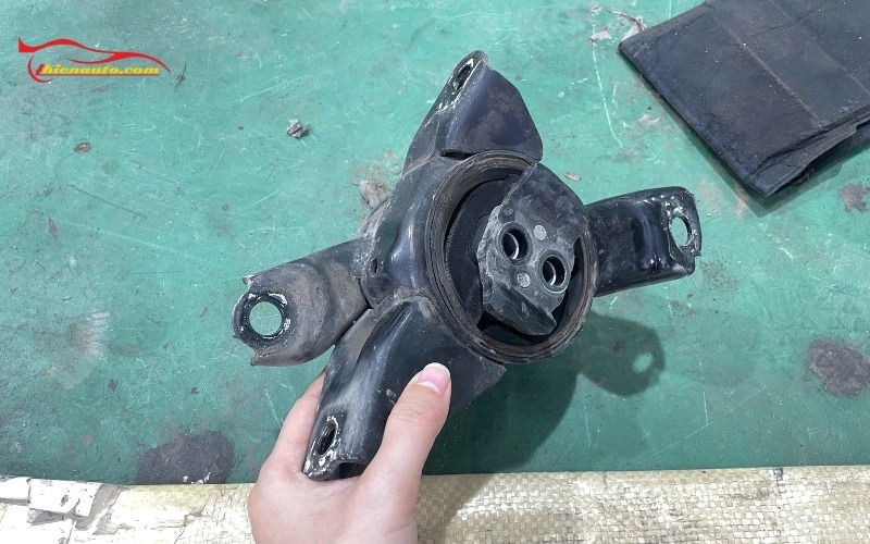 Kia Soluto thay cao su chân máy khi nào? Dấu hiệu và quy trình thay Cao su chân máy Kia Soluto đóng vai trò quan trọng giúp triệt tieu rung động trong quá trình vận hành