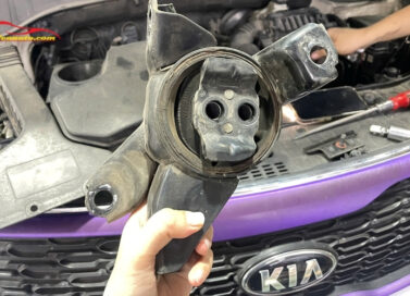 Kia Soluto thay cao su chân máy khi nào? Dấu hiệu và quy trình thay