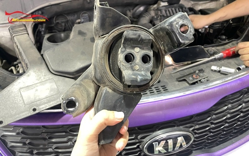 Kia Soluto thay cao su chân máy khi nào? Dấu hiệu và quy trình thay Hình ảnh thực tế Kia Soluto thay cao su chân máy tại Thiện Auto