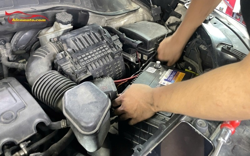 Kia Soluto thay cao su chân máy khi nào? Dấu hiệu và quy trình thay Kỹ thuật viên tiến hành nâng cầu, mở nắp capo và kiểm tra thay thế cao su chân máy cho Kia Soluto