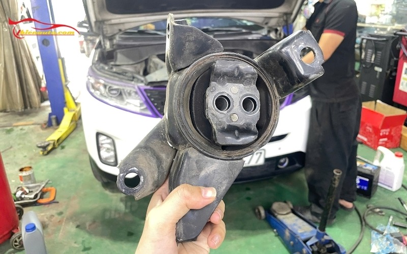 Kia Soluto thay cao su chân máy khi nào? Dấu hiệu và quy trình thay Hình ảnh thực tế Kia Soluto thay cao su chân máy tại Thiện Auto