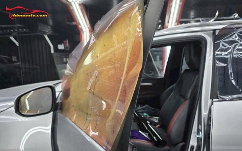 Dán kính chống nắng cho xe ô tô với phim cách nhiệt 3M