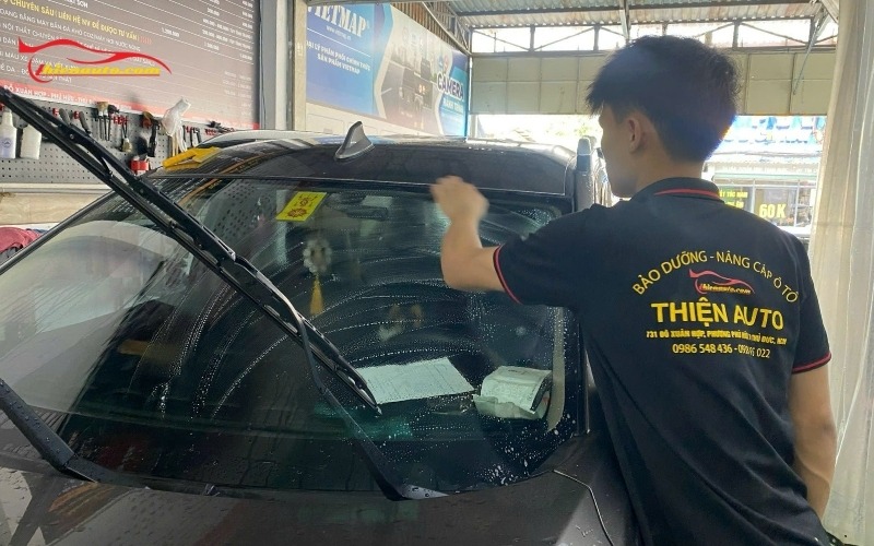 Kỹ thuật viên tiến hành tấy ố kính lái cho Ford Ranger