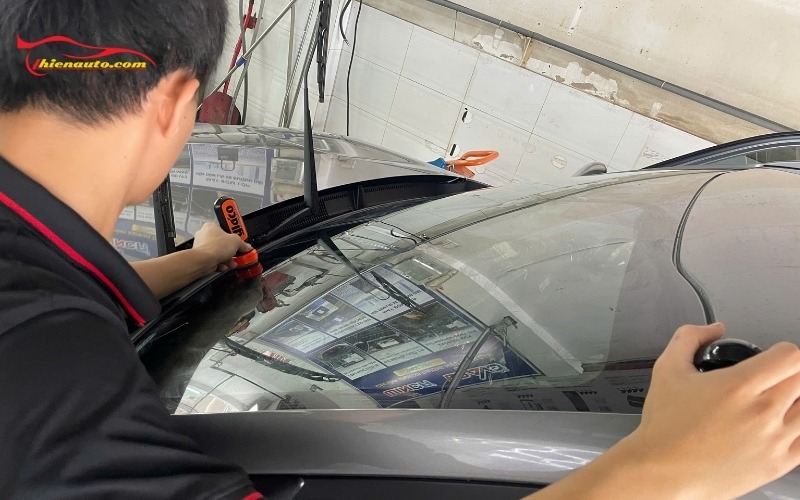 Tẩy ố kính lái Ford Ranger tại Thiện Auto