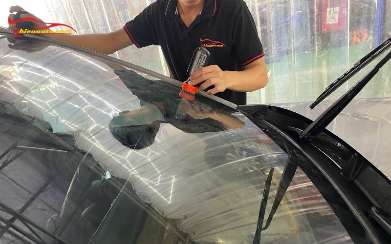 Tẩy ố kính lái chuyên nghiệp, nhanh chóng tại Thiện Auto
