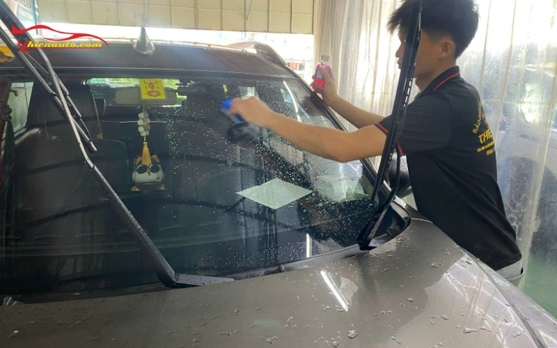 Tẩy ố kính lái xe Ford Ranger với giá ưu đãi 