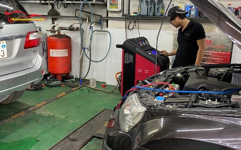 Quy trình thay nhớt ô tô đúng chuẩn kỹ thuật: Hướng dẫn chi tiết Quy trình thay nhớt ô tô đúng chuẩn kỹ thuật: Hướng dẫn chi tiết