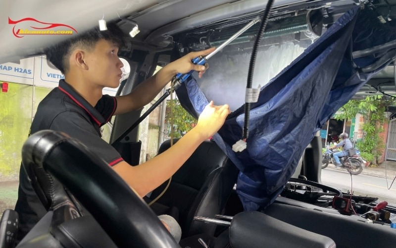 Vệ sinh dàn lạnh Ford Ranger Kỹ thuật viên thao tác vệ sinh dàn lạnh Ford Ranger