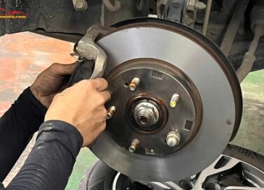 Hiện tượng xe ô tô bị bó phanh làm giảm hiệu quả phanh, tăng nguy cơ mất lái