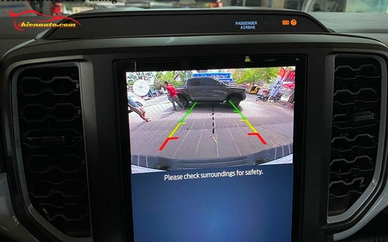 Camera lùi Ford Ranger hỗ trợ đỗ xe chính xác, lùi xe an toàn