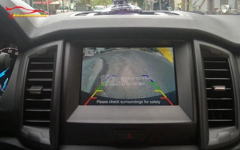 Camera lùi Ford Ranger hỗ trợ đỗ xe chính xác, lùi xe an toàn