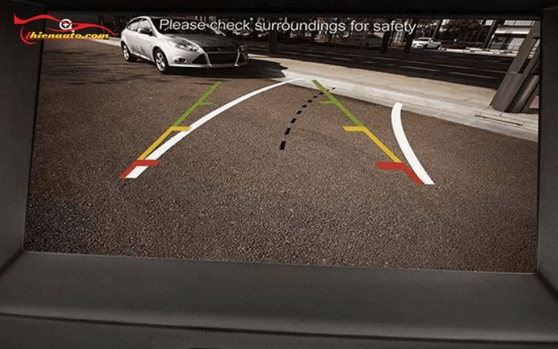 Camera lùi Ford Ranger hỗ trợ đỗ xe chính xác, lùi xe an toàn