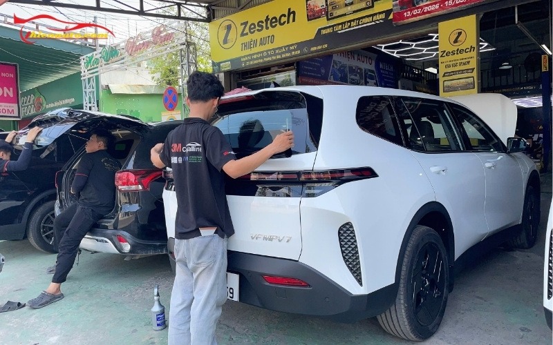 Hình ảnh dán phim cách nhiệt Vinfast VF MPV 7 thực tế tại Thiện Auto