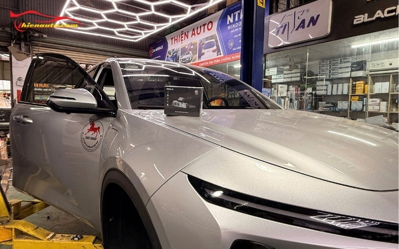 Hình ảnh thực hiện dịch vụ nâng cấp ô tô tại trung tâm phụ kiện ô tô Thủ Đức - Thiện Auto