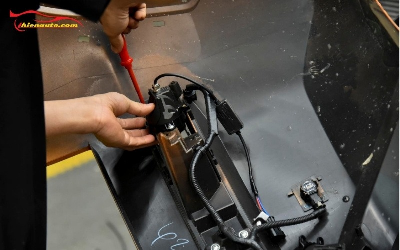 Độ đèn bi gầm Triton quy trình chuẩn kỹ thuật an toàn tại Thiện Auto