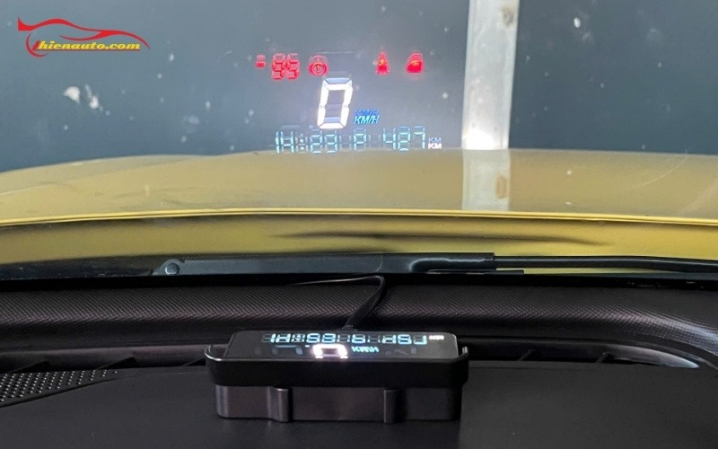 HUD Vinfast VF MPV 7 HUD Vinfast VF MPV 7 hiển thị thông tin trên kính lái