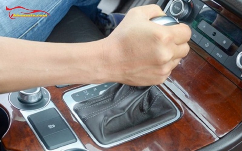 Xe vào số lùi bị giật gây nguy hiểm khi lái xe