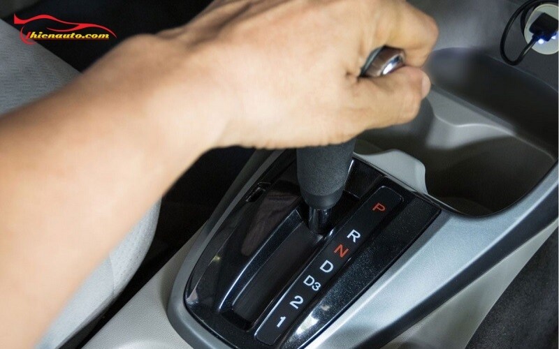 Nguyên nhân xe vào số lùi bị giật do bảo dưỡng không đúng cách
