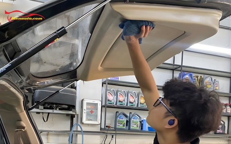 Vệ sinh nội thất xe là cách khử mùi ô tô hiệu quả