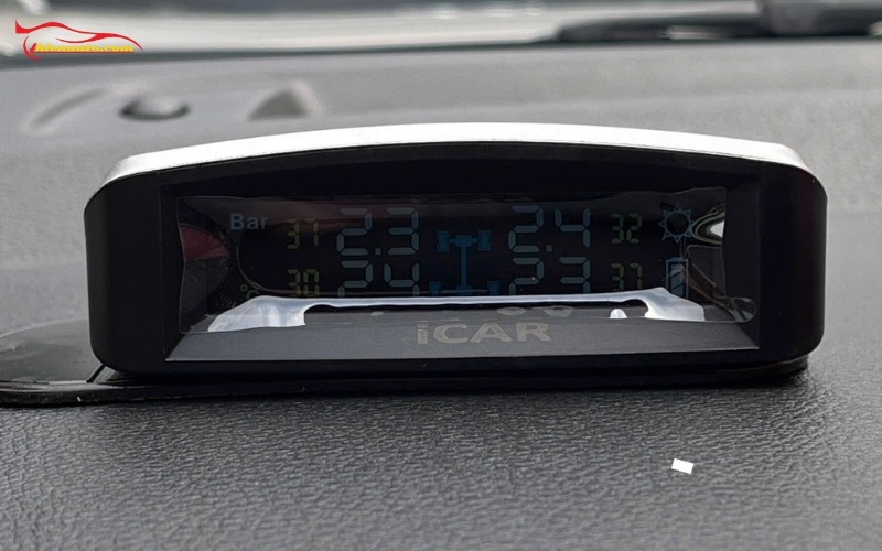 Cảm biến áp suất lốp VinFast VF MPV 7 Cảm biến áp suất lốp VinFast VF MPV 7 mẫu Ellisafe ICAR TN405 đặt taplo