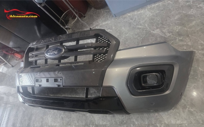 Độ cản trước xe Ford Ranger vừa giúp bảo vệ đầu xe, vừa hỗ trợ lắp thêm phụ kiện off-road