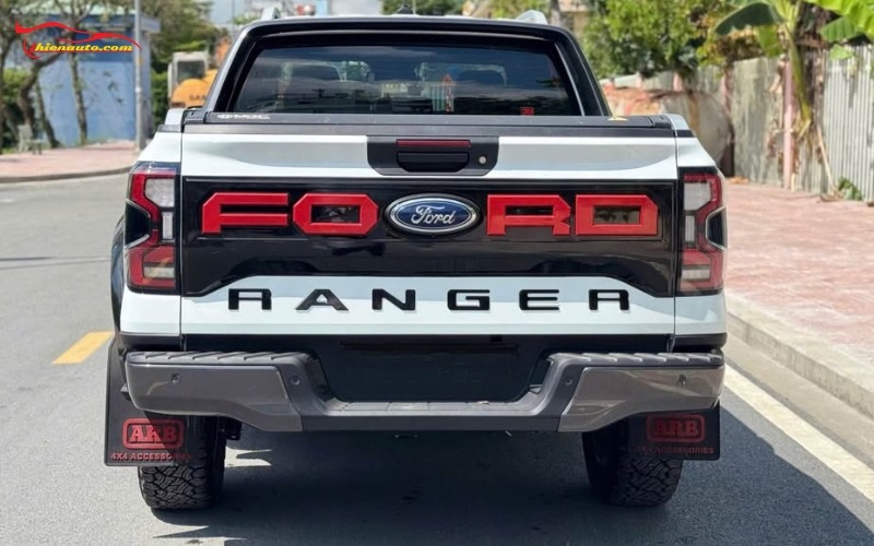 Chắn bùn Ford Ranger chữ nổi ARB màu đỏ