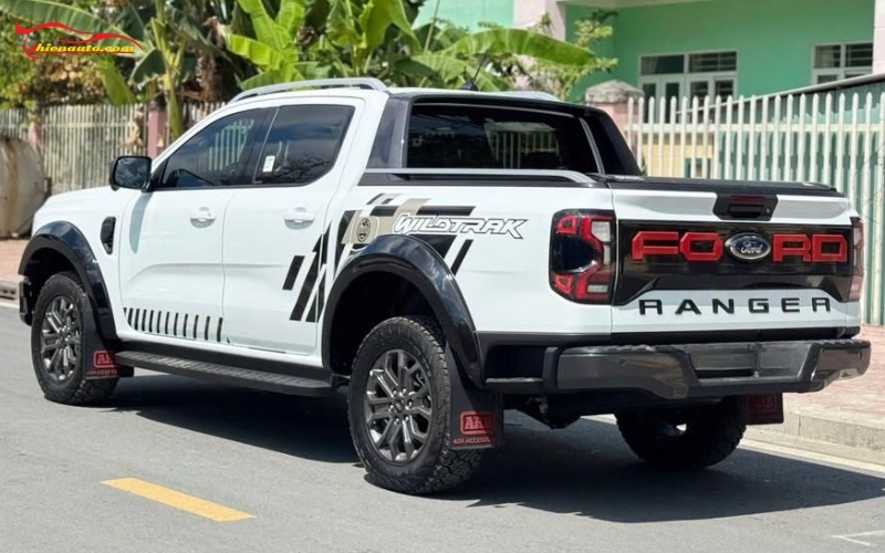 Chắn bùn Ford Ranger chữ nổi ARB màu đỏ