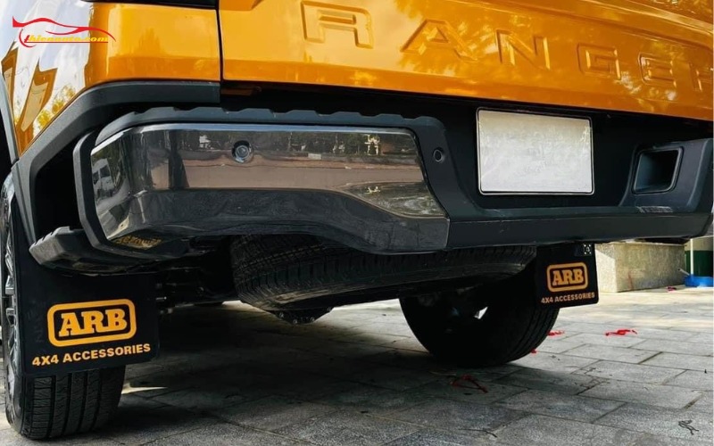 Hình ảnh thực tế khi lắp chắn bùn Ford Ranger chữ nổi màu vàng