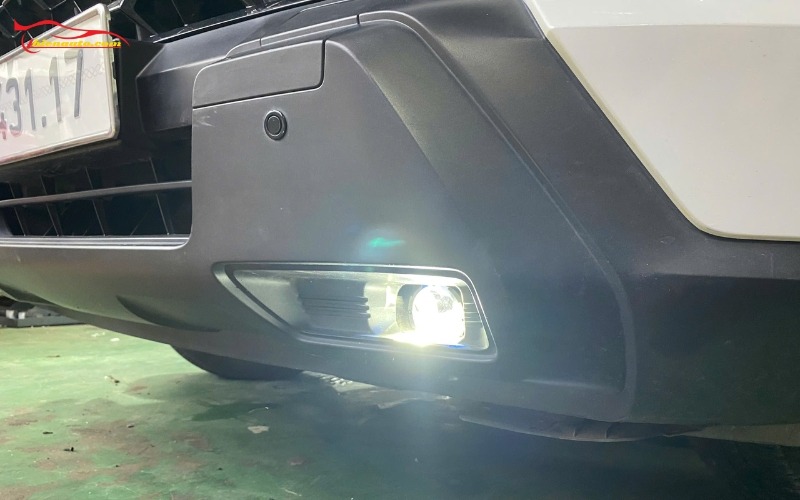 Độ đèn bi gầm Mitsubishi Xforce nhiệt màu 5500K  