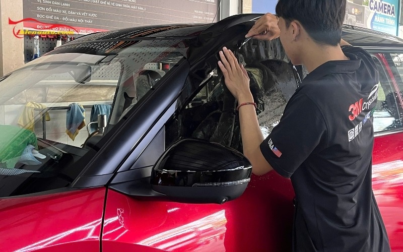 Thiện Auto thi công dán phim cách nhiệt có độ xuyên sáng phim cách nhiệt trung bình
