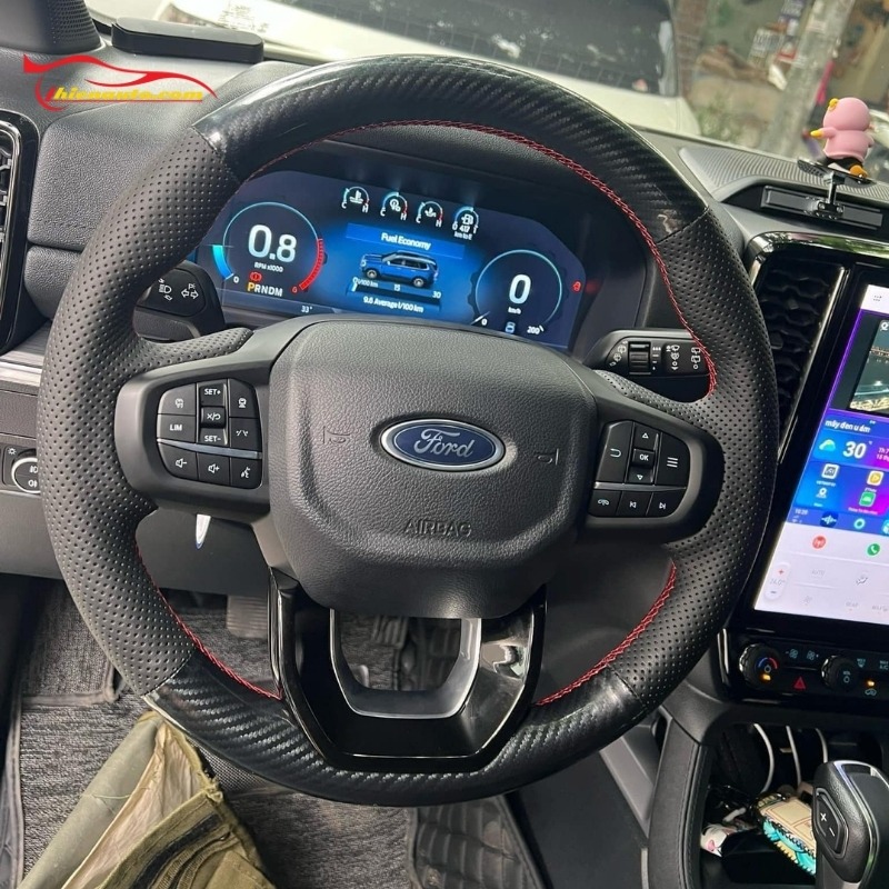Tổng hợp phụ kiện xe bán tải Ford Ranger cần thiết giá tốt Bọc vô lăng là phụ kiện Ford Ranger giúp đồng bộ không gian nội thất